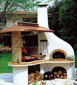 Outdoor pizza oven with countertop space