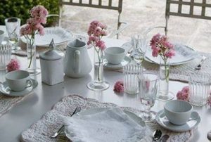 Outdoor breakfast tablesetting in white and pink