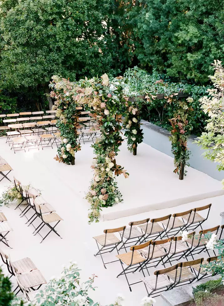 21 Picture-Perfect Backyard Wedding Ceremony Seating Arrangements and Decor